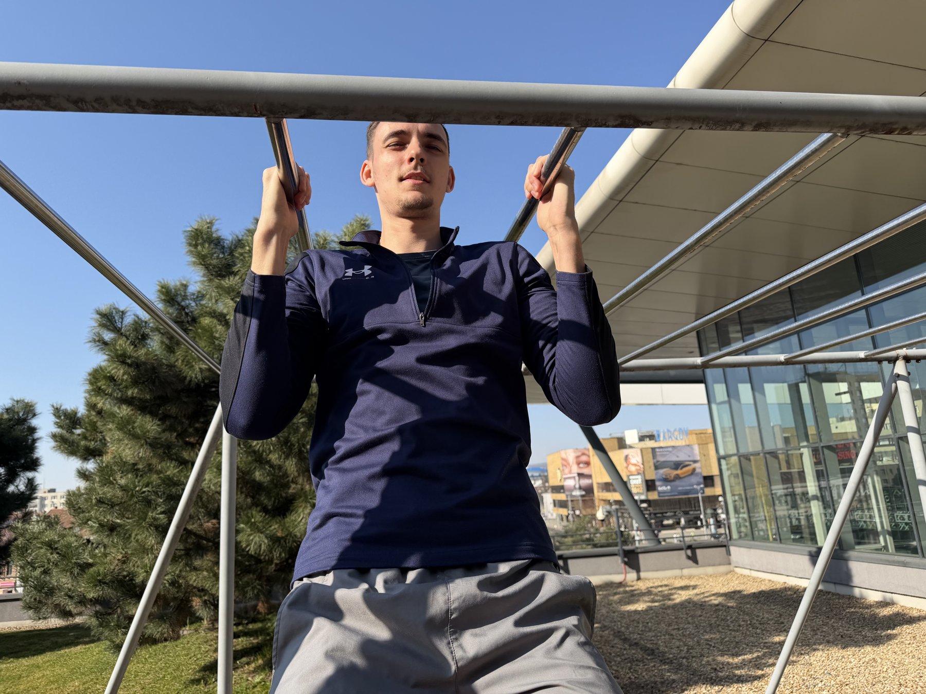 Adam Gurský pri cvičení na hrazde