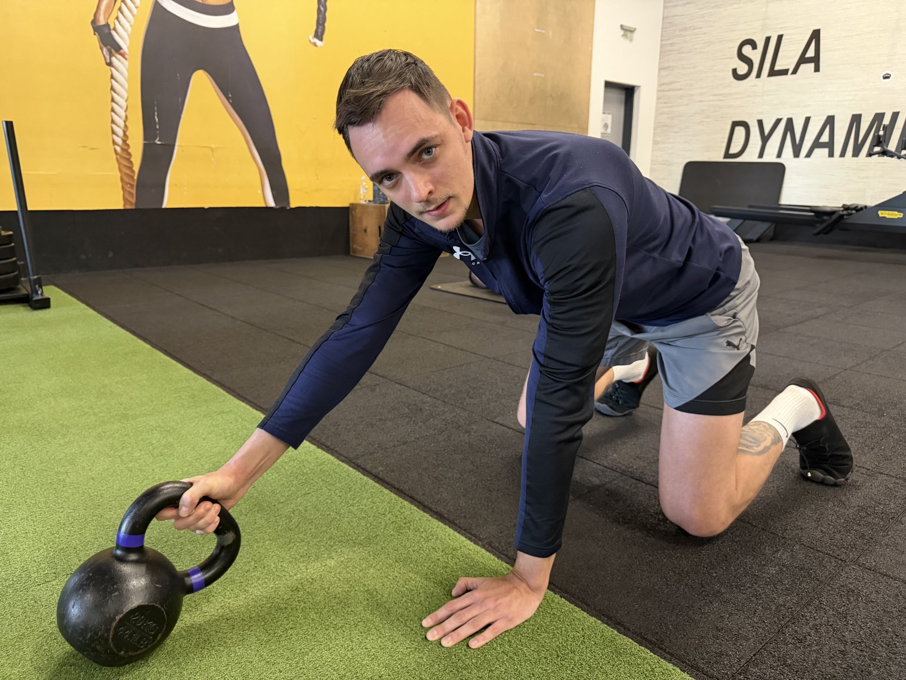 Adam Gurský pri cvičení s kettlebellom