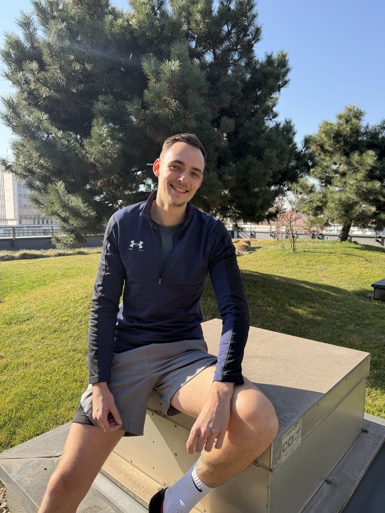 Adam Gurský sediaci v exteriéri